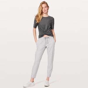 LULULEMON • ON THE FLY PANTS • SIZE 6 • GREY
